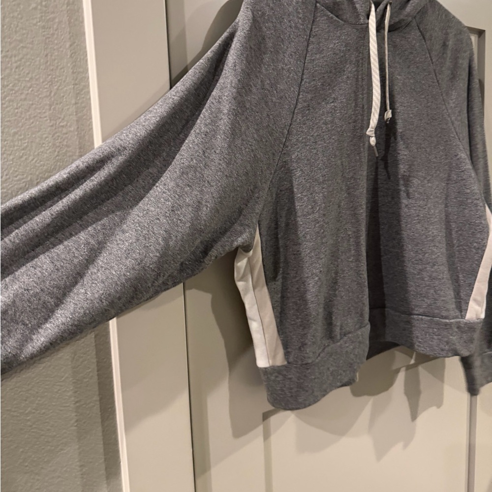 Vuori Colorblock Heather Gray Women's Hoodie! Size small! Excellent condition! - Picture 11 of 13